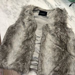 Olivaceous small gray black fur vest